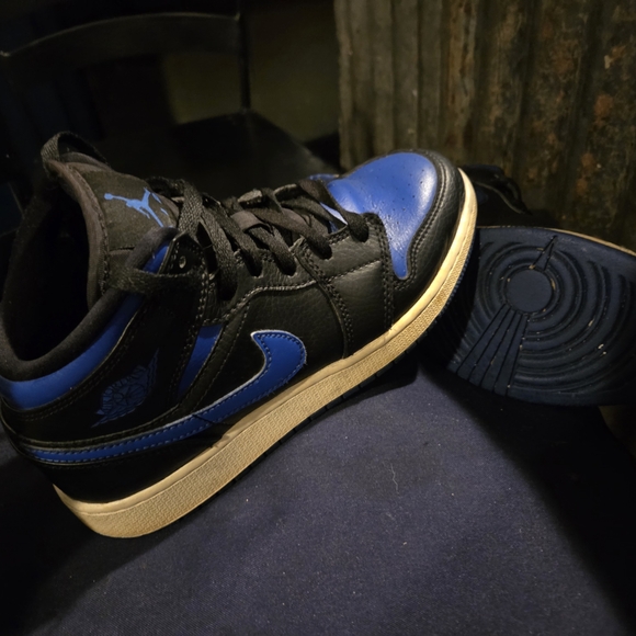 Air Jordan 1 Mid Sneaker in Black & Hyper Blue - Picture 3 of 4
